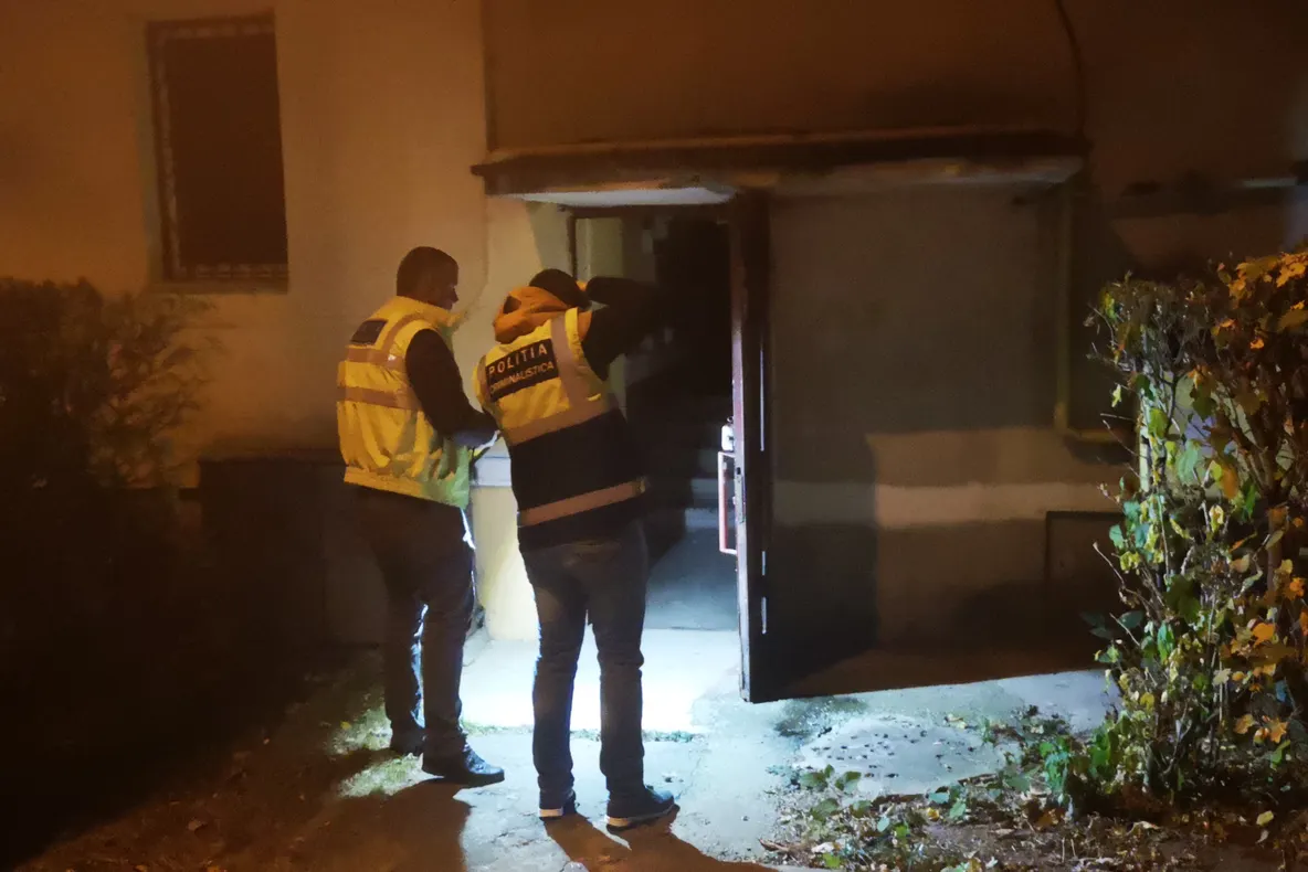 Îngrozitor! O fetiță de 13 ani s-a aruncat de la etajul doi