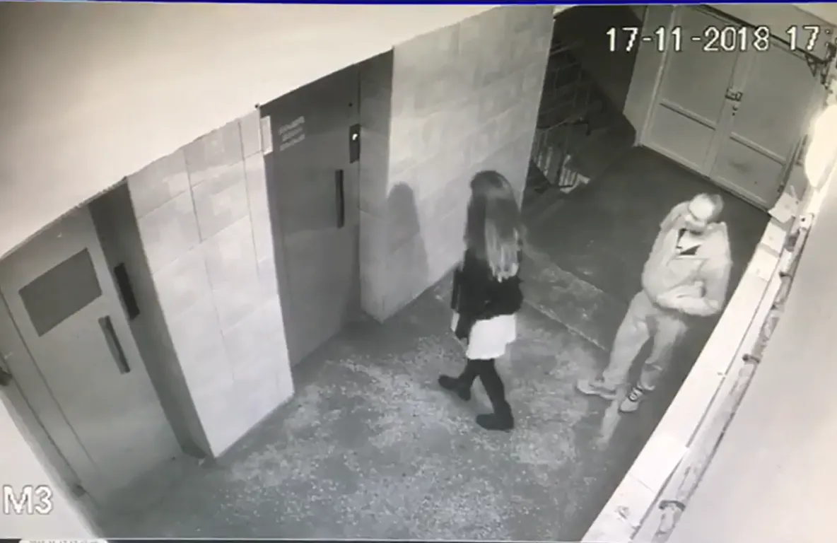 VIDEO Femeie căutată de Poliție după ce a fost filmată găsind un telefon. Nu s-a dus să îl predea