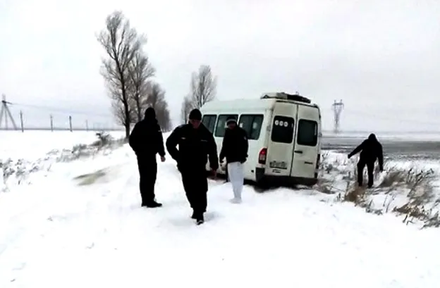 VIDEO Utilajele nu fac față viscolululi în Dâmbovița. Mai multe mașini au rămas înzăpezite
