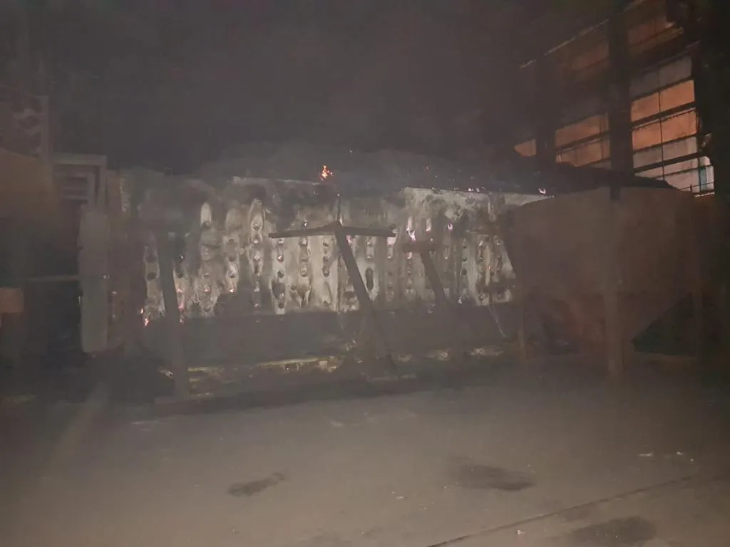 S-a dat alarma la un producător de energie din Titu. Pompierii s-au luptat cu flăcările zeci de minute