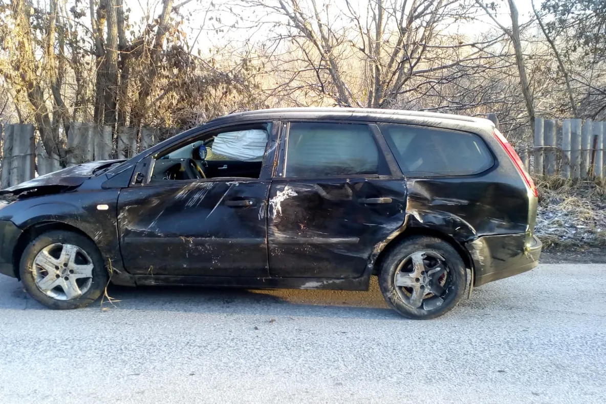 A făcut mașina praf. Autoturism s-a răsturnat în șanțul de la marginea drumului