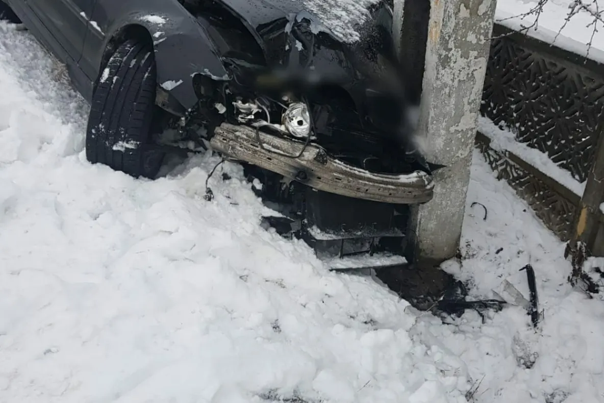 A derapat cu mașina și a făcut ravagii. Două mașini și un pieton au avut de suferit