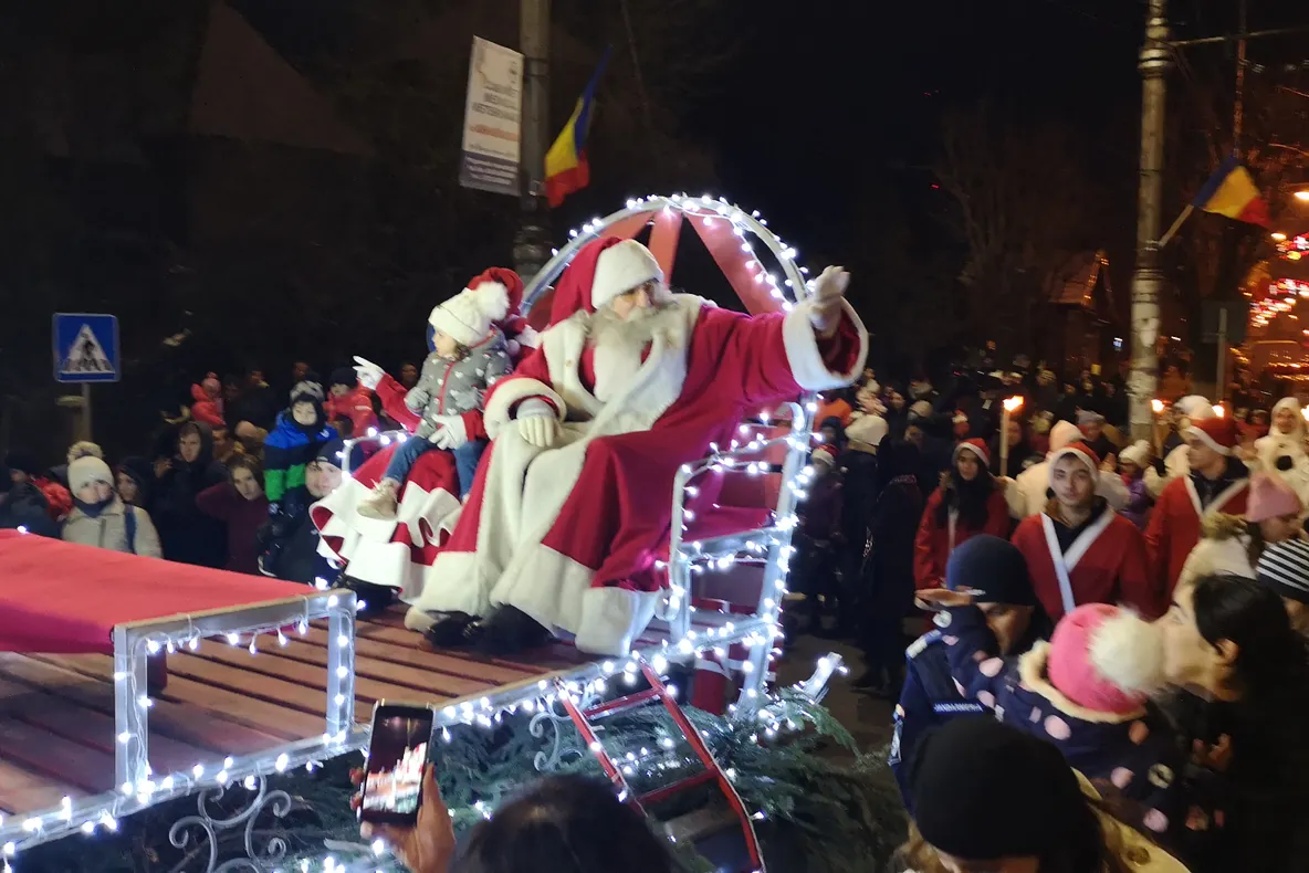 FOTO Moș Crăciun le-a adus daruri copiilor din Târgoviște, însoțit de un alai numeros