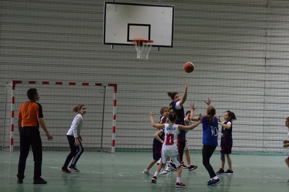 Caravana 3×3 Urban Sport a ajuns la Moreni, cu activități pentru copii și tineri