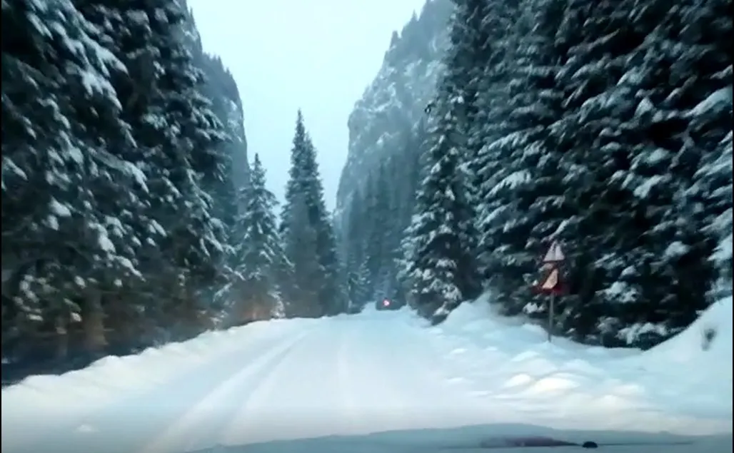 Foto-video| Condiții dificile de trafic, în zona montană dâmbovițeană