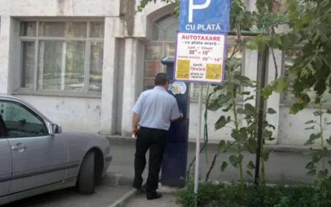 VIDEO Tânăr suprins în costumul lui Adam, în curțile unor săteni