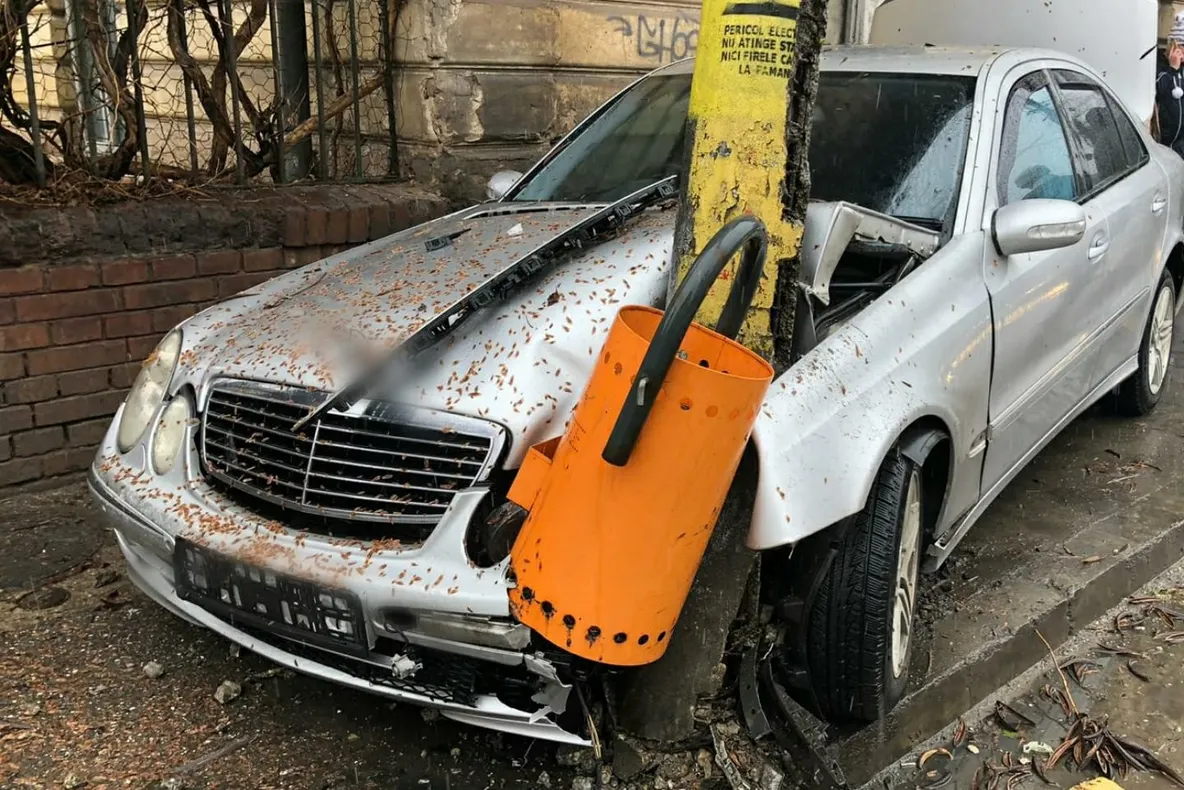 A vrut să "vadă" dacă stâlpul e mai "tare", decât bolidul de lux