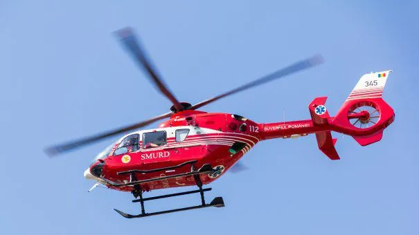 Minor în stare gravă, preluat de un elicopter SMURD. O poartă din fier a căzut peste el