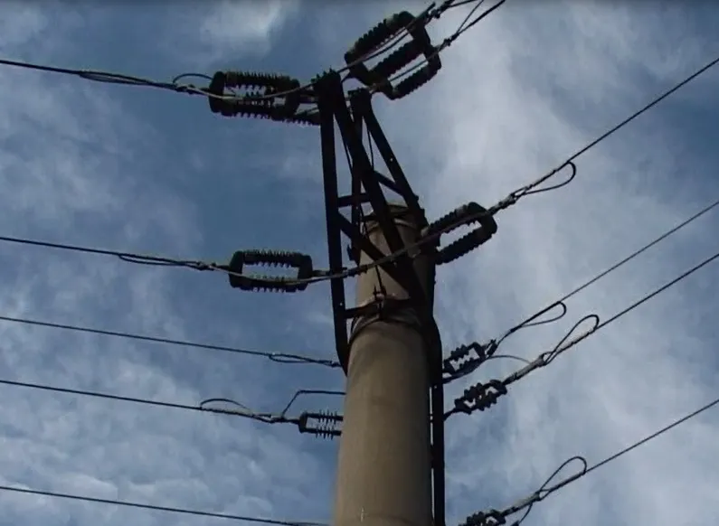 Tânăr de 19 ani electrocutat, după ce s-a suit pe un stâlp de înaltă tensiune
