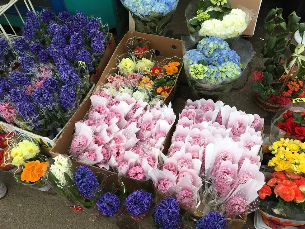 Zeci de amenzi și flori confiscate de la comercianți fără autorizație, la Târgoviște