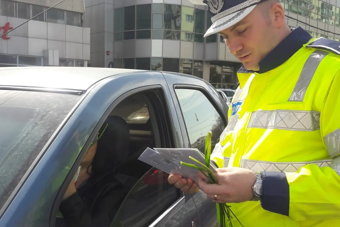 Au "recidivat". Flori, în loc de amenzi, de 8 martie, din partea polițiștilor din Dâmbovița
