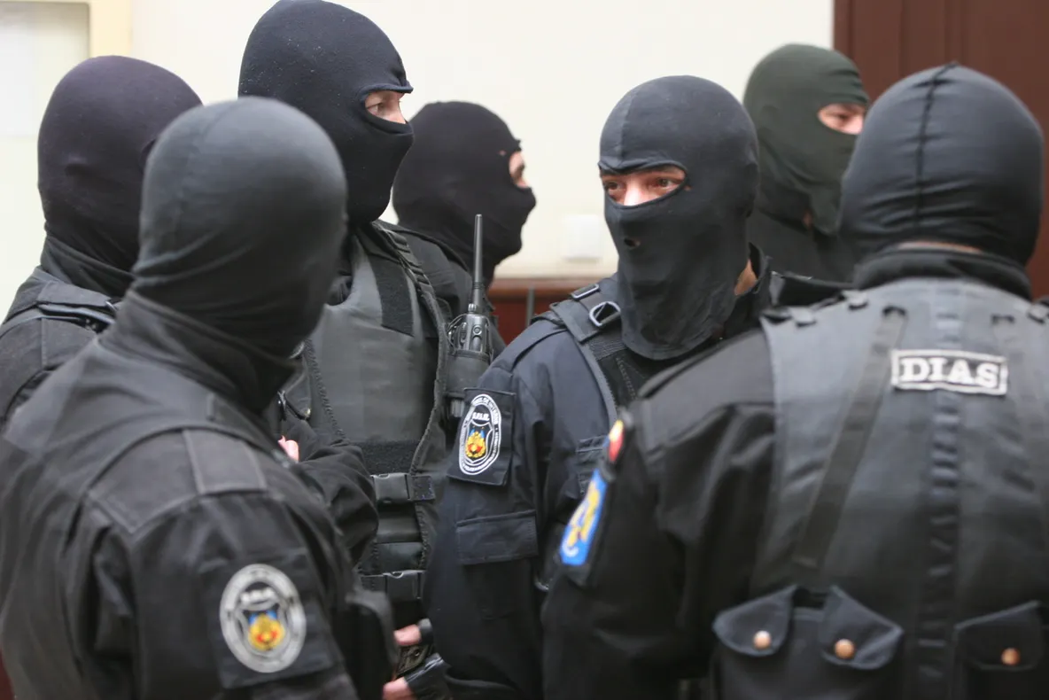 Grupare care se ocupa cu racolarea de tinere, destructurată în urma unor percheziţii în Bucureşti, Dâmboviţa şi Călăraşi