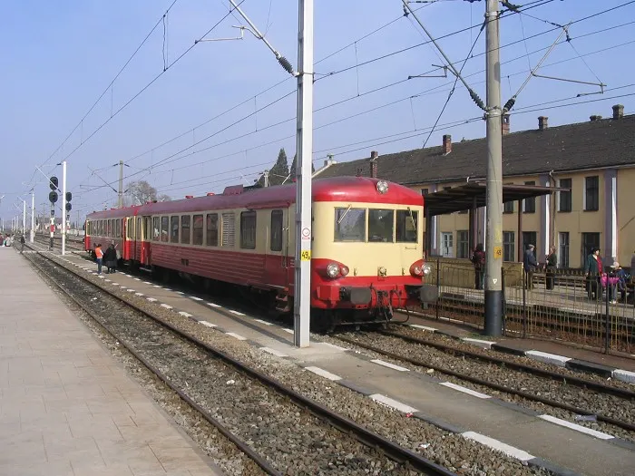 Circulație feroviară îngreunată, între staţiile Titu-Ghergani, din cauza hoților care au furat cablurile