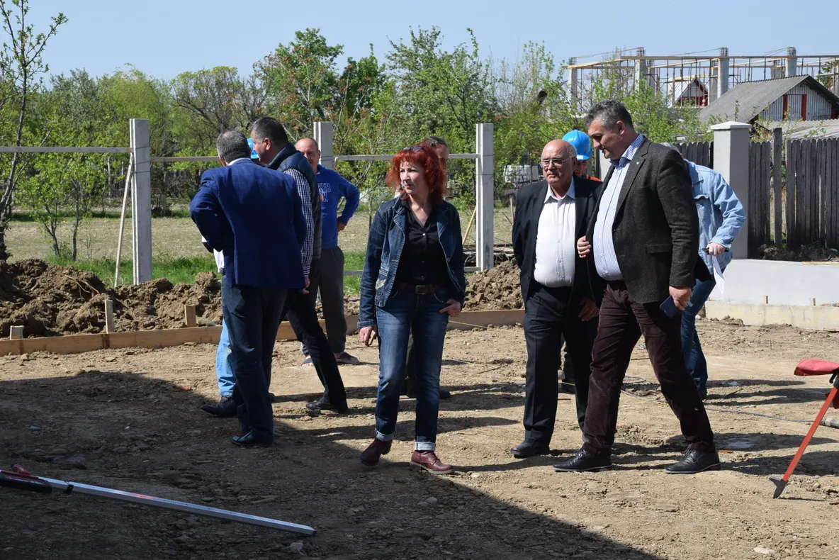 Zeci de edili, chemați la discuții la CJ Dâmbovița, pe subiecte fierbinți