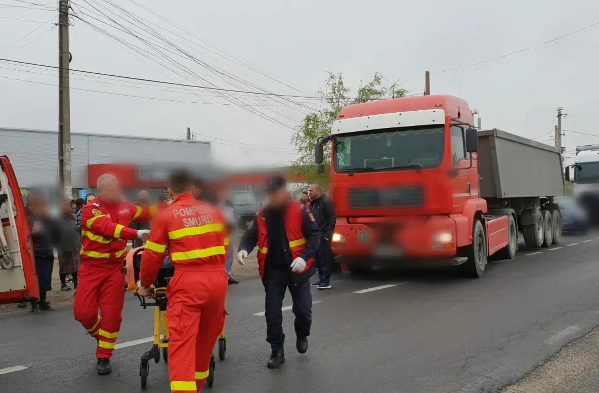Femeie accidentată grav de un camion, la Crevedia, pe DN 1A