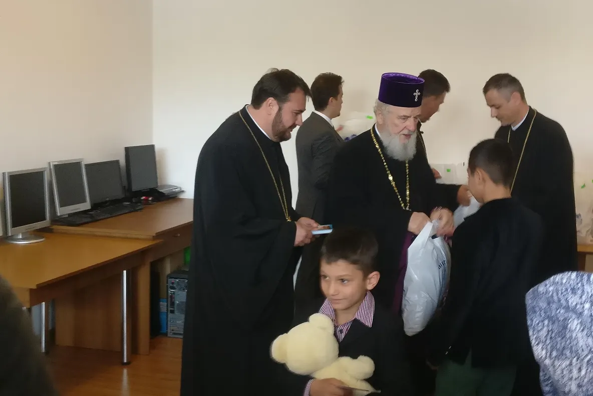 22 de copii au primit daruri din partea Arhiepiscopiei Târgoviște