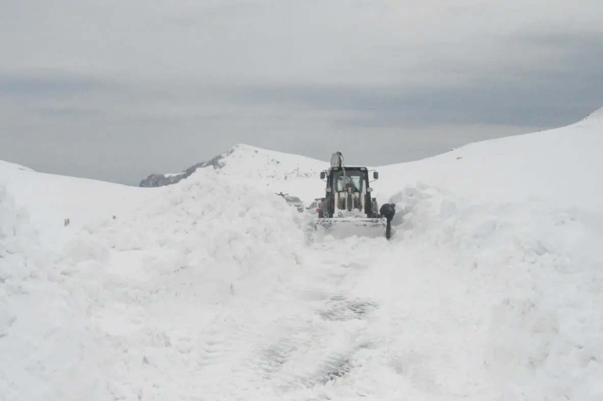 Turiștii nu se pot bucura de Transbucegi nici de Paște. Vântul puternic din ultimele zile a favorizat înzăpezirea Drumului Județean 713