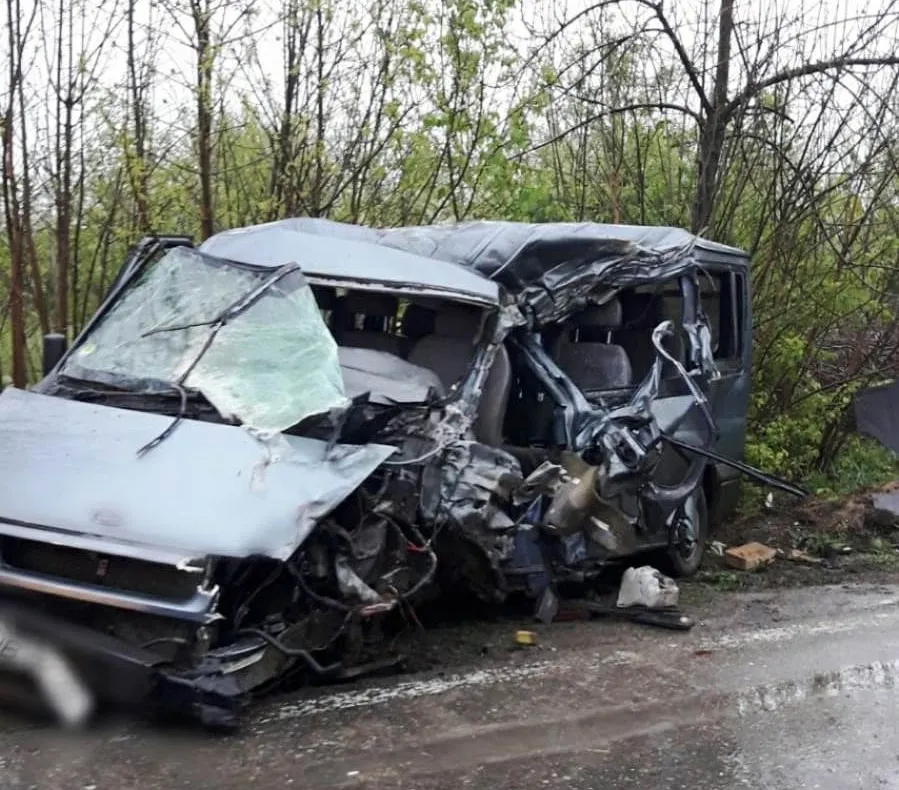 Ciocnire violentă între un TIR și un microbuz. 6 persoane au fost rănite