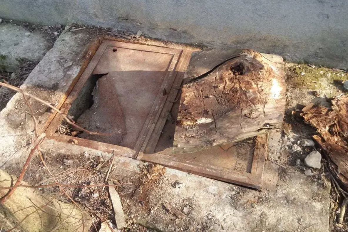 Cazul de la Iași, în care un copil a murit după ce a căzut în fosa septică, similar cu unul petrecut în Dâmbovița
