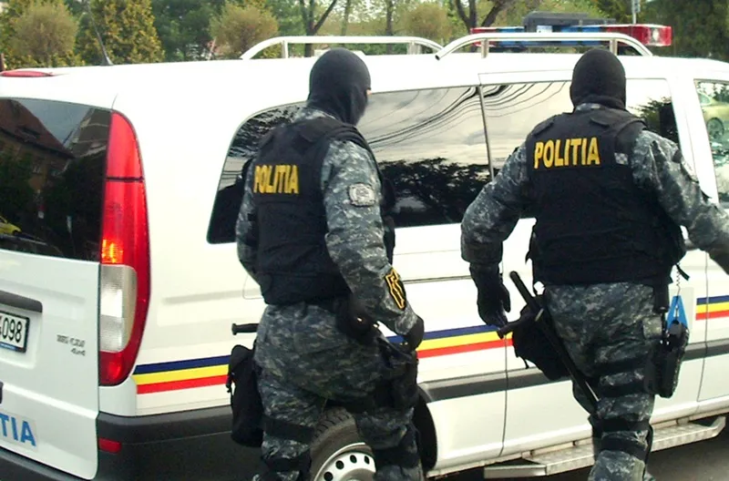 Reținuți cu mascații, la o lună  după ce au dat o spargere, la locuința unei femei din Moreni