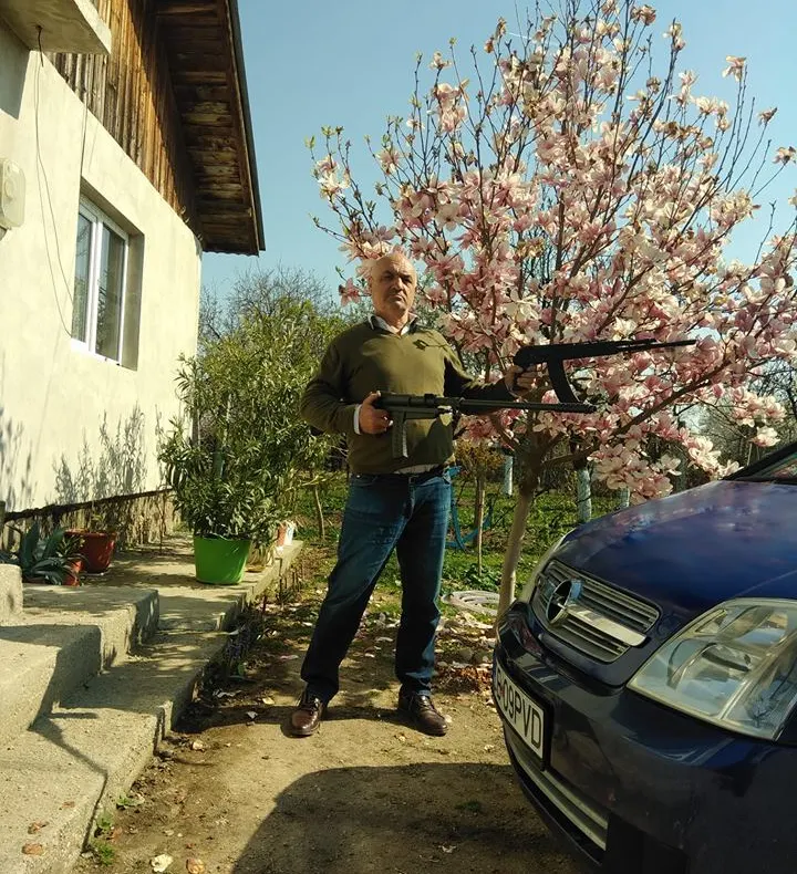 Consilier liberal din Dâmbovița, postări amenințătoare cu armament militar, pe facebook