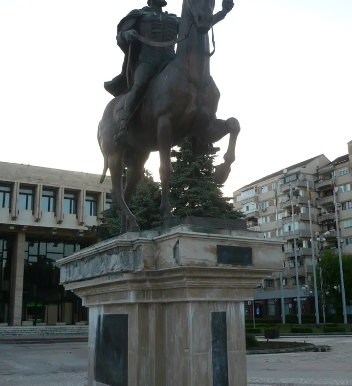 Târgoviştea turistică. La 27 mai 1600 Mihai Viteazul devine „voievod și domn a toată Țara Românească și al Ardealului și al Țării Moldovei”