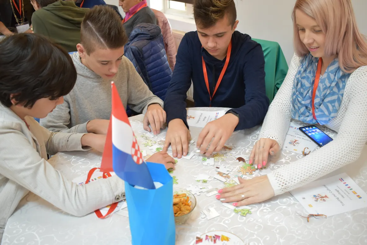 Proiect Erasmus+ la Școala din Vulcana Pandele, cu tema „Arta tradiţională românească”