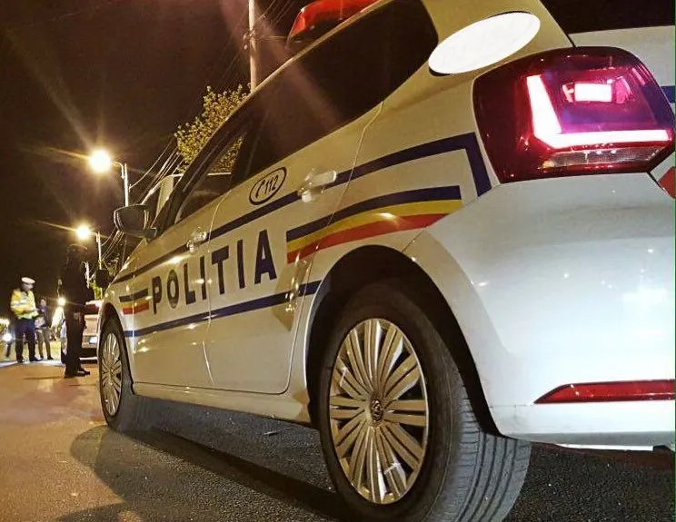 A furat o mașină, s-a lovit de un stâlp și a fugit. Polițiștii l-au identificat rapid