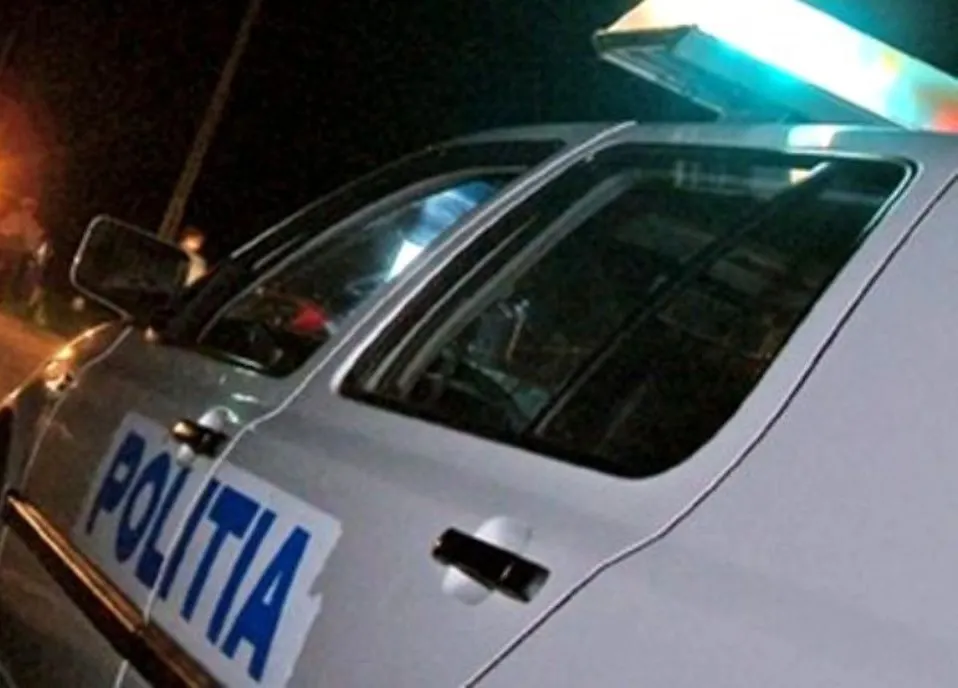 Un bărbat de 29 de ani a fost rănit grav. A adormit la volan și s-a izbit de un cap de pod