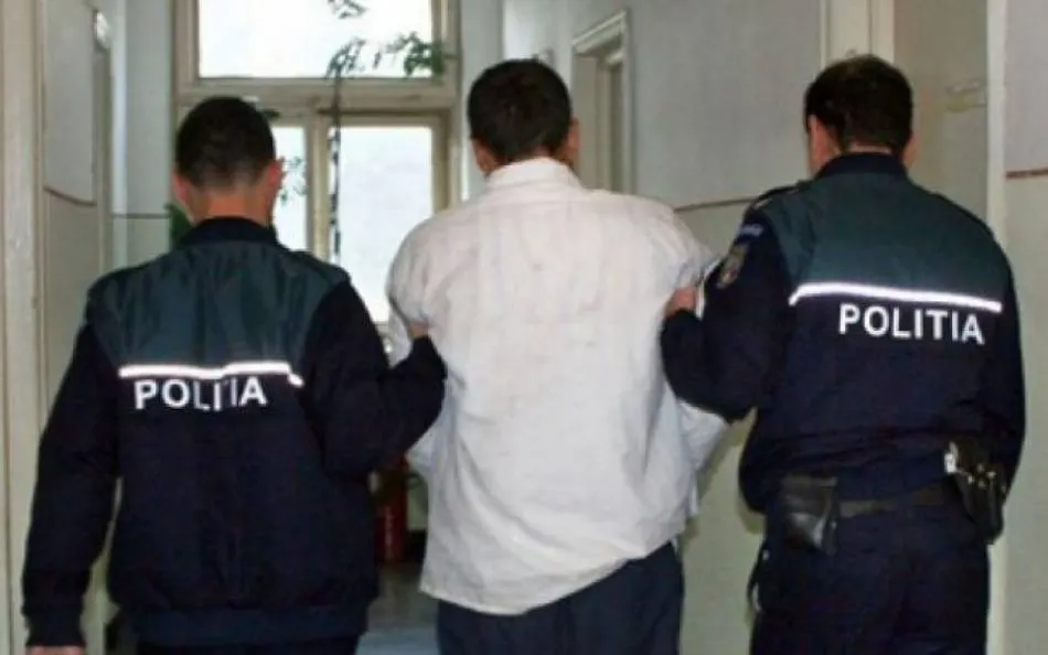 Un bărbat ce a avariat, în luna aprilie, mai multe mașini și un magazin, la Moreni, a fost reținut