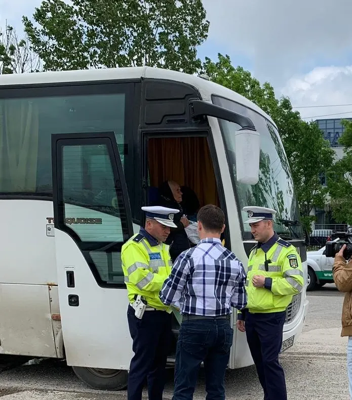 Operațiunea "Truck and Bus". Două rute  de transport ilegal de persoane descoperite de polițiști