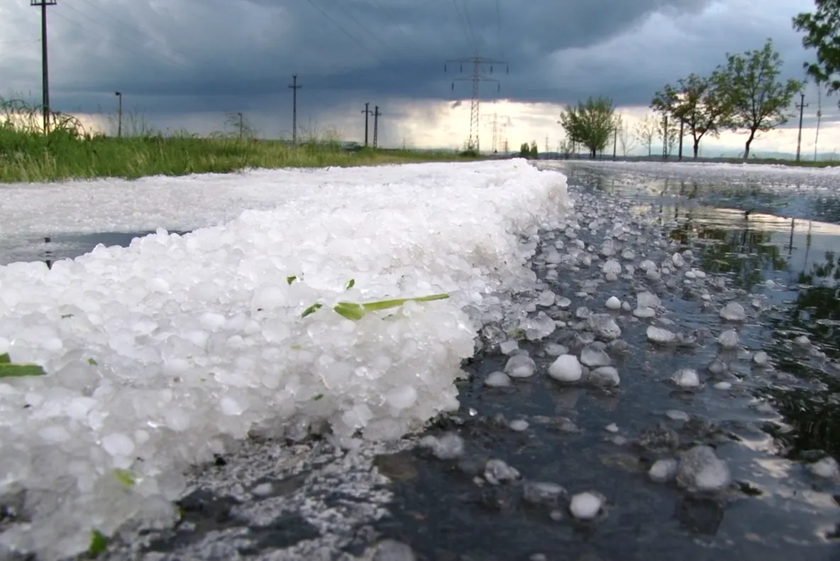 FOTO VIDEO Prăpăd în Lazuri. Drumurile și câmpurile, acoperite cu gheață