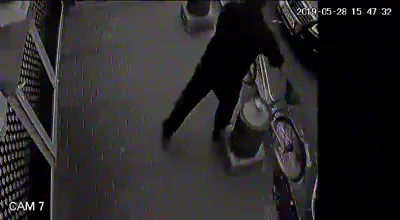 VIDEO Furt de bicicletă, surprins de camerele de supraveghere amplasate într-un centru comercial din Târgoviște