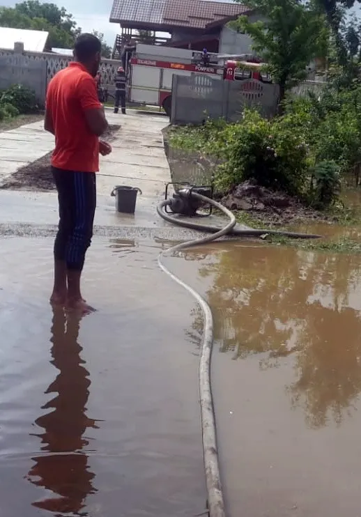 Peste 200 de persoane, evacuate din calea apelor de angajaţii MAI. Probleme și în Dâmbovița