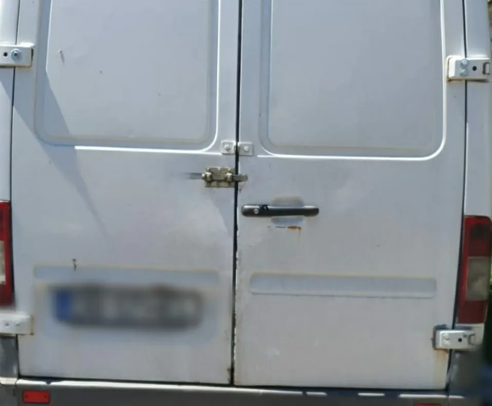 Minor de 5 ani rănit grav, de o dubă lăsată neasigurată