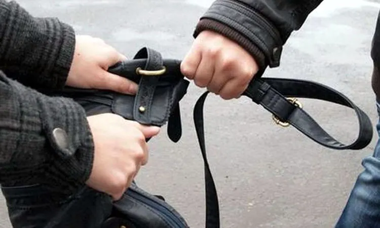 Individ periculos reținut de polițiști, după ce a tâlhărit mai multe persoane, la Târgoviște