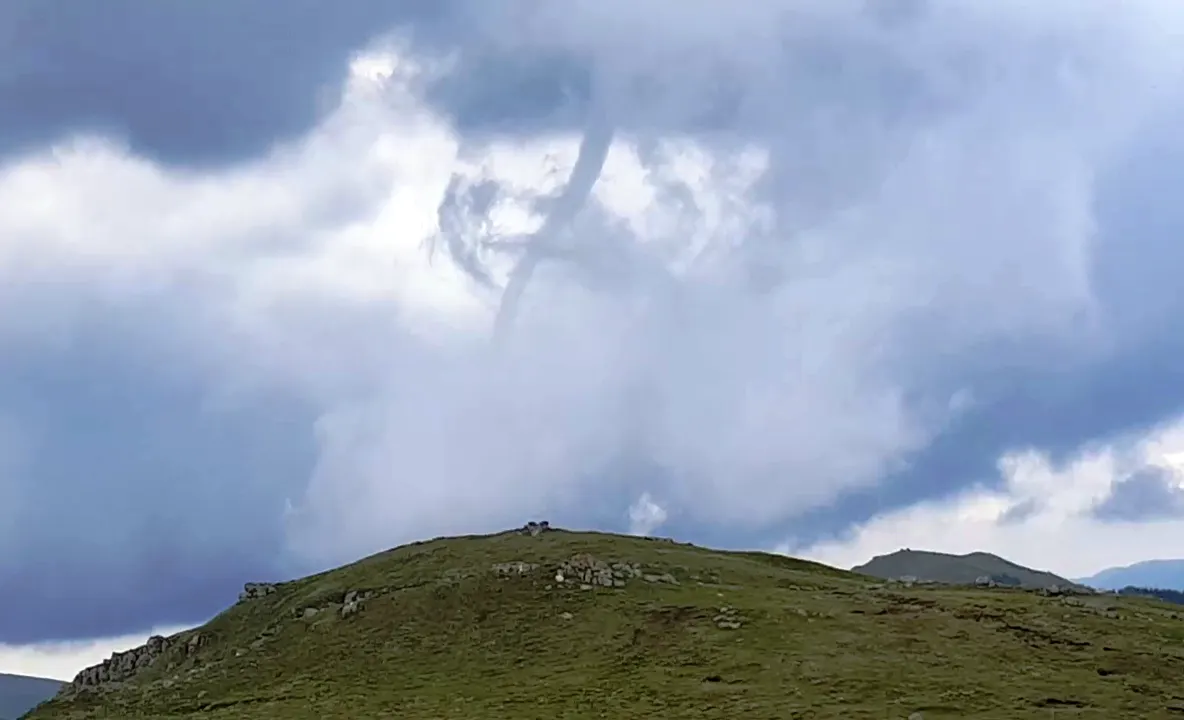 VIDEO O tornadă a fost filmată în Munții Bucegi, aproape de Piatra Arsă
