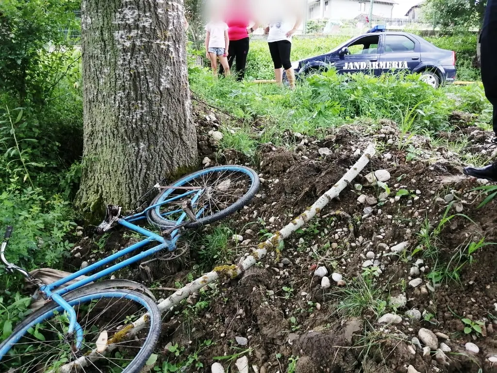 Bărbat căzut de pe bicicletă, ajutat de jandarmi