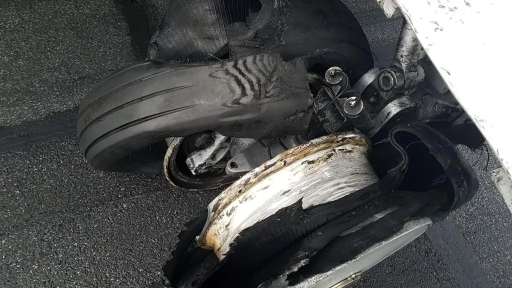 FOTO Pericol pentru cei 22 de pasageri ai unei curse Satu Mare - Otopeni. Roțile s-au blocat și au explodat la aterizare