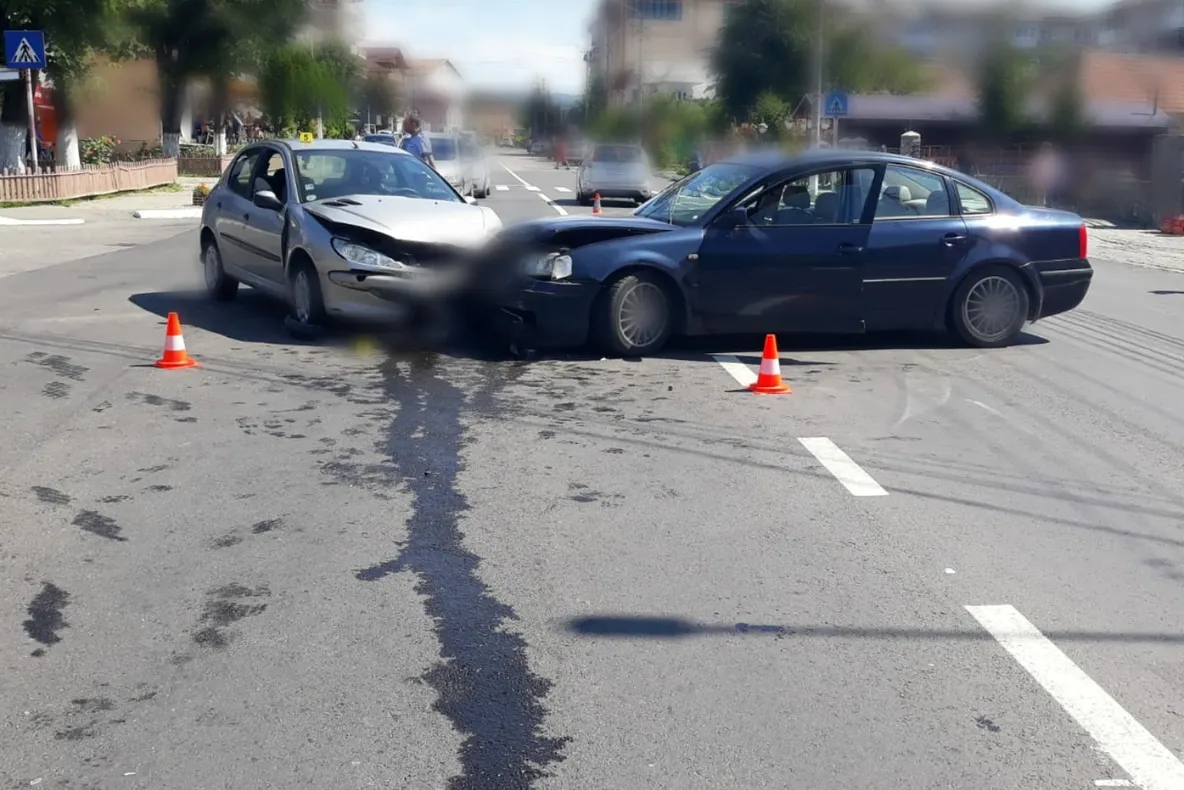 Coliziune puternică, între două mașini, pe DN 71