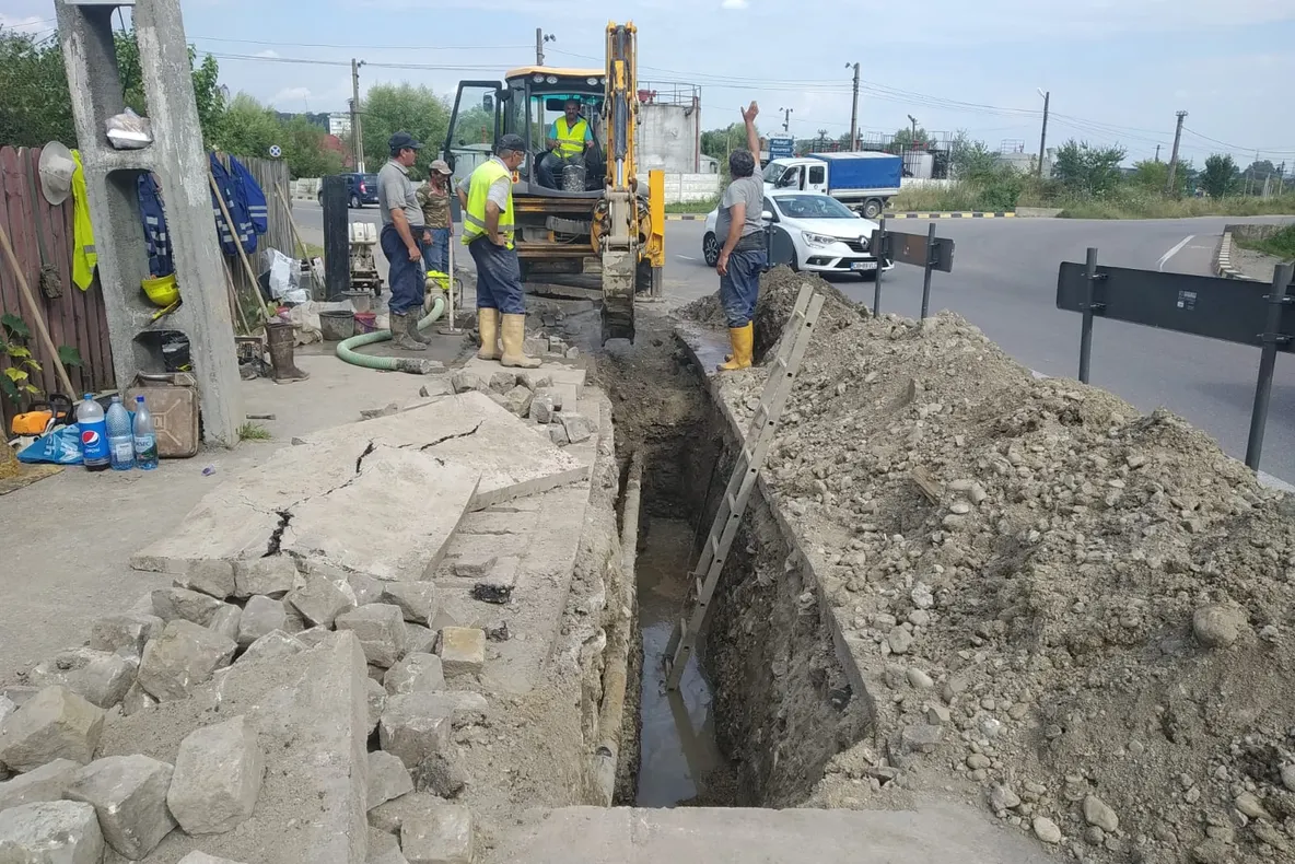 Moreni. 13 străzi afectate de o avarie majoră la o conductă de apă