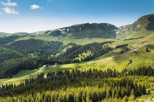 Turist în stare gravă, după ce a căzut de la etajul trei al unui hotel din zona Padina - Peștera