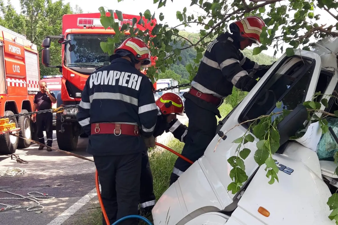 Doi șoferi au ajuns la spital, după o coliziune auto pe DN 72