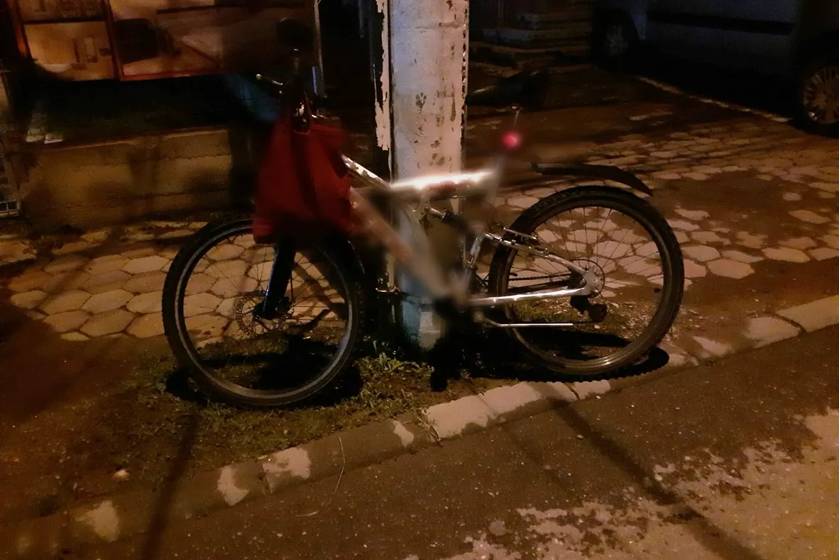 Un biciclist s-a izbit de un stâlp. În urma impactului, victima a ajuns la spital