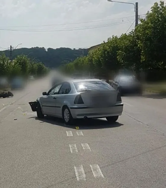 Coliziune între o mașină și o motocicletă, la Moreni. O persoană a ajuns la spital.