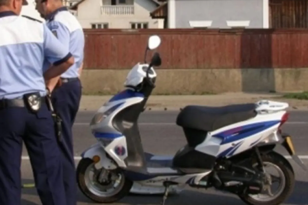Bărbat rănit grav, după ce a intrat cu mopedul într-un cap de pod, la Vulcana-Băi