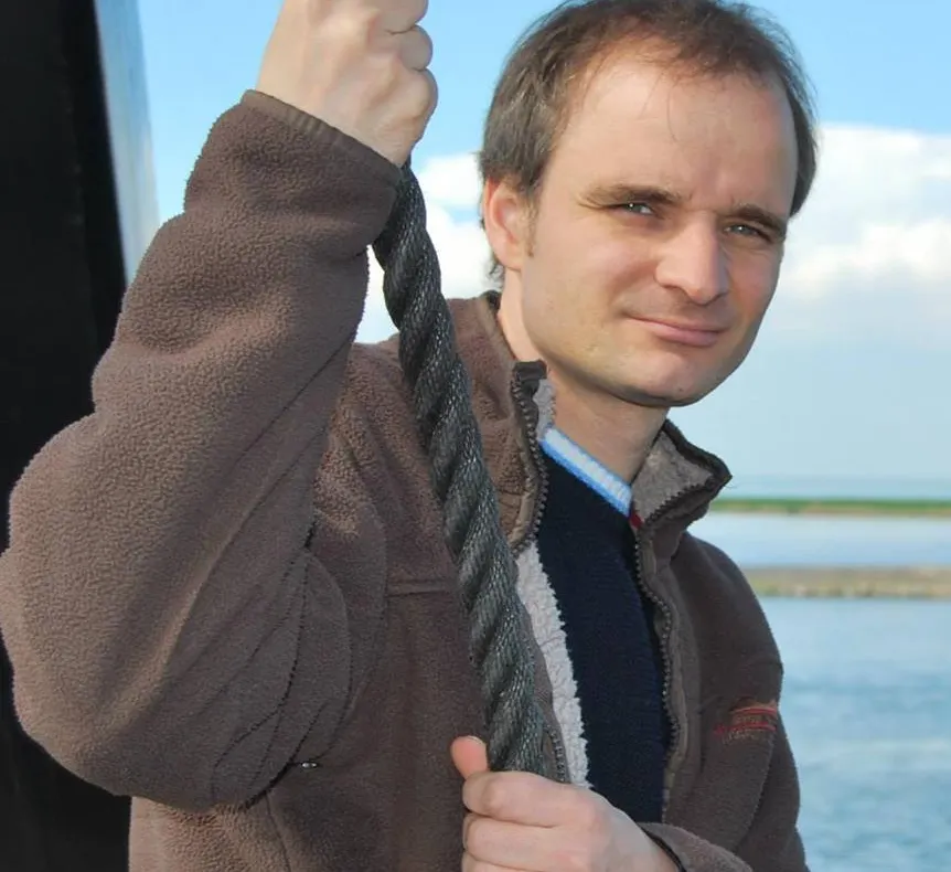 Un fost tânăr instituționalizat a demarat un proiect de suflet pentru copiii aflați în nevoie din Bilciurești