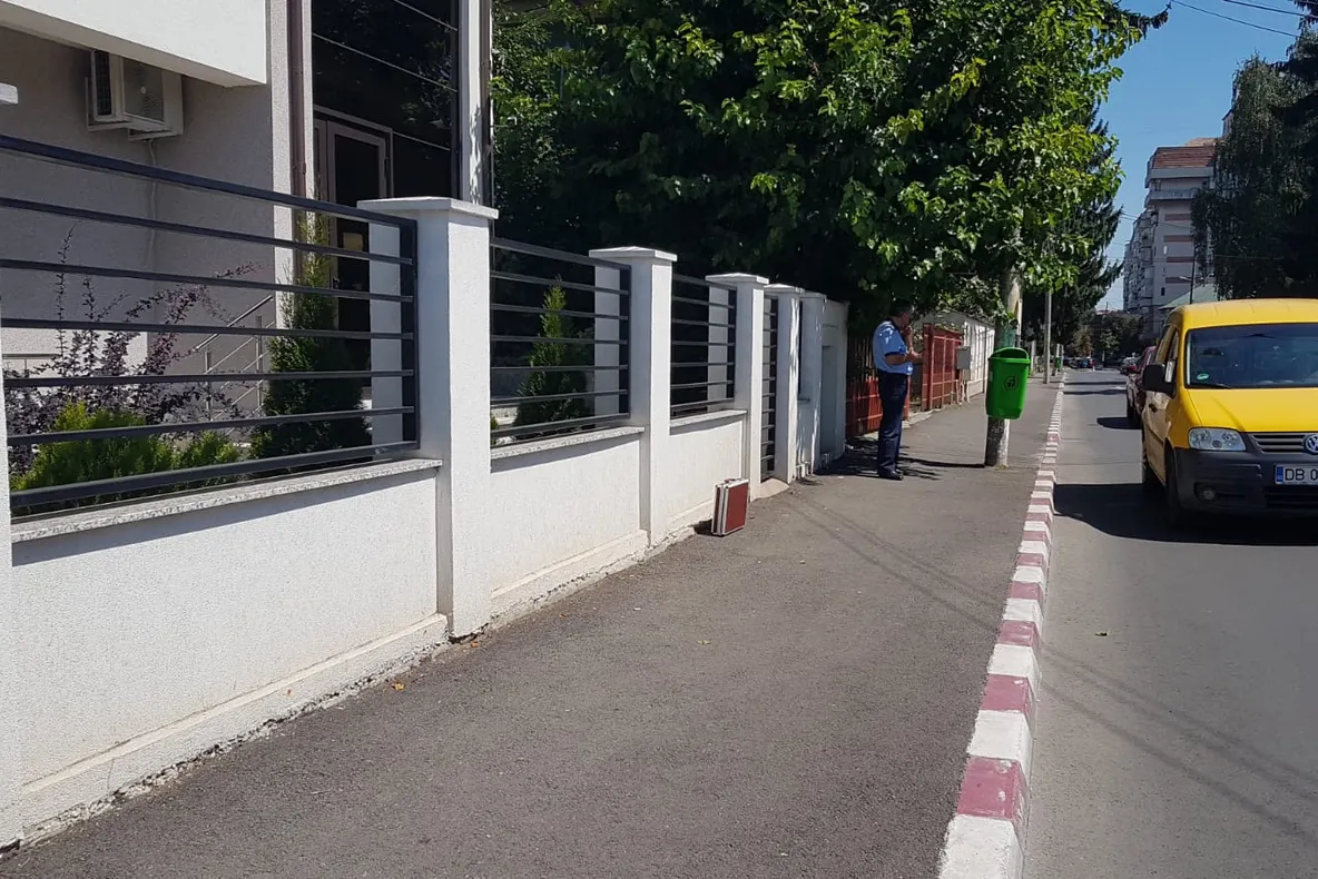Valiză suspectă găsită în Târgoviște. Mascații au împânzit zona deja