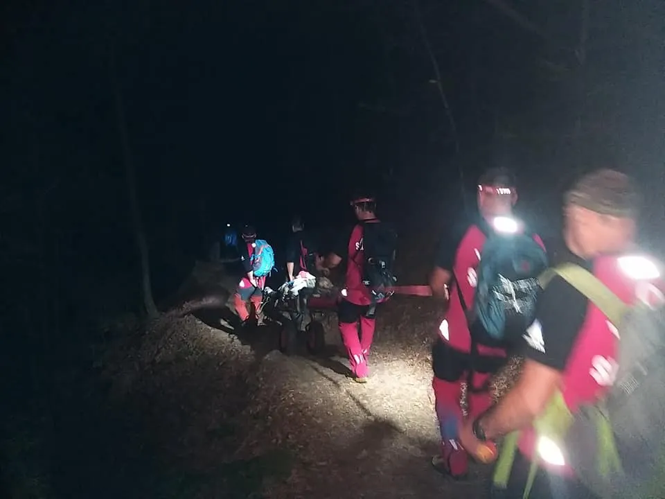 VIDEO Zeci de elevi din Dâmbovița și București, duși (fără cap) pe un traseu dificil din Bucegi. Au avut nevoie de ajutor de la salvamontiști
