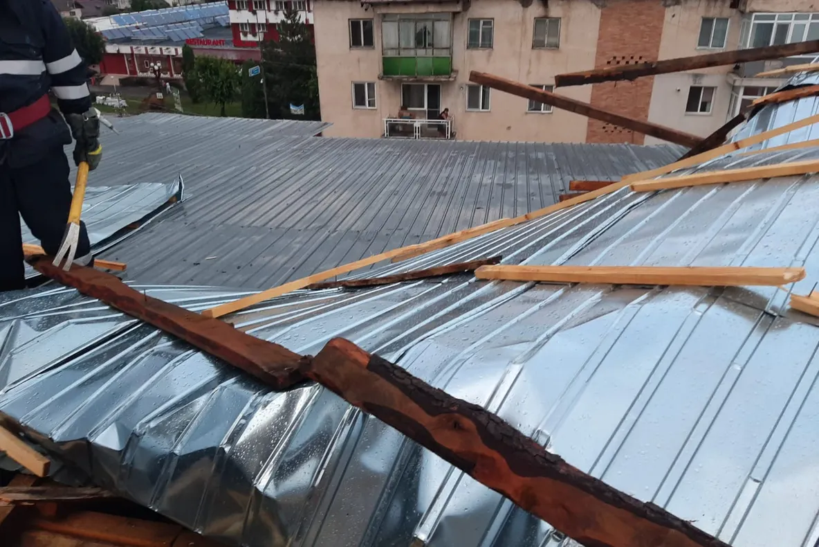 Foto| Furtuna face probleme în Dâmbovița. Acoperișuri smulse la Pucioasa, iar DN 71 este blocat de un  copac
